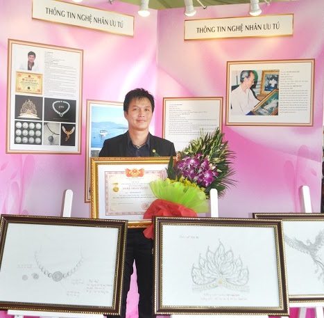 Nghệ nhân ưu tú Hồ Thanh Tuần là hình ảnh tiêu biểu, truyền lửa cho nhiều doanh nghiệp trong ngành ngọc Việt.