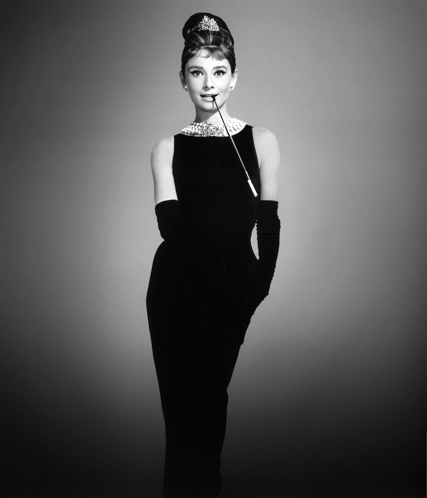 Hình ảnh huyền thoại điện ảnh Audrey Hepburn với trang phục đen, chuỗi ngọc trai trên cổ và tẩu thuốc đã trở thành kinh điển đối với các tín đồ thời trang trên thế giới. hinh anh huyen thoai dien anh audrey hepburn voi trang phuc den chuoi ngoc trai tren co va tau thuoc da tro thanh kinh dien doi voi cac tin do thoi trang tren the gioi