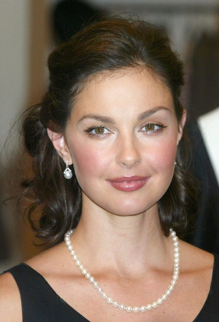 Nữ diễn viên Ashley Judd “cô đào của màn ảnh Hollywood” với vai diễn nàng Marilyn Monroe chọn nguyên set ngọc trai trắng thuần khiết khoe vẻ đẹp quyến rũ thanh lịch