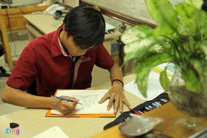truoc do, cac nghe nhan co kinh nghiem cua cong ty ngoc trai hoang gia da phac thao hinh anh chiec vuong mien co ban bang giay va but chi.