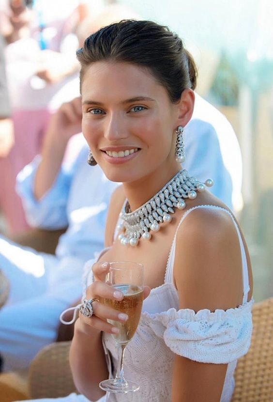 Siêu mẫu người Ý Bianca Balti nổi bật với vẻ đẹp đậm chất Bohemieng lựa chọn bộ trang sức ngọc trai thiết kế di-gan phóng khoáng để tôn vẻ quyến rũ từ đôi mắt xanh và làn da rám nắng mềm mại