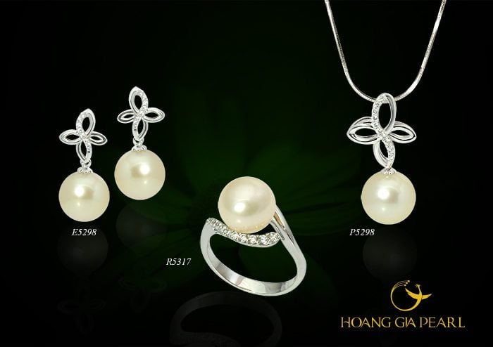 Nếu các quý cô yêu thích vẻ đẹp đẳng cấp của ngọc trai South Sea vàng nhưng lại lo ngại về sự hơi “đứng” của màu ngọc này thì bộ trang sức ngọc South Sea vơi ánh màu vàng nhạt như thế này sẽ là lựa chọn tối thượng