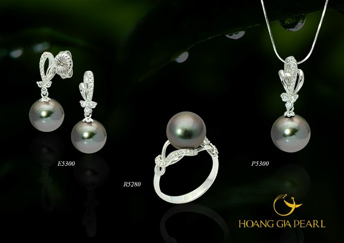 Ngọc trai Tahiti đen ánh tím quý tộc nâng cấp trong thiết kế hiện đại với các chi tiết đính đá sắc nét cho phong cách nữ tính thời thượng