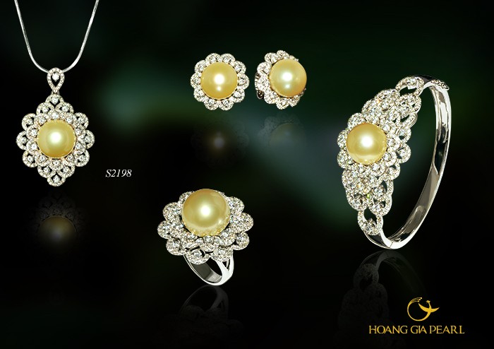 Thiết kế mô phỏng họa tiết gấm hoa cung đình nhiều lớp lồng ghép sắc sảo phát huy sức hấp dẫn quý tộc từ ngọc trai South Sea vàng kim đắt giá