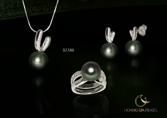 Vẻ đẹp và ánh ngũ sắc lấp lánh của ngọc trai mang đến sự thịnh vượng, bình yên cho chủ nhân.