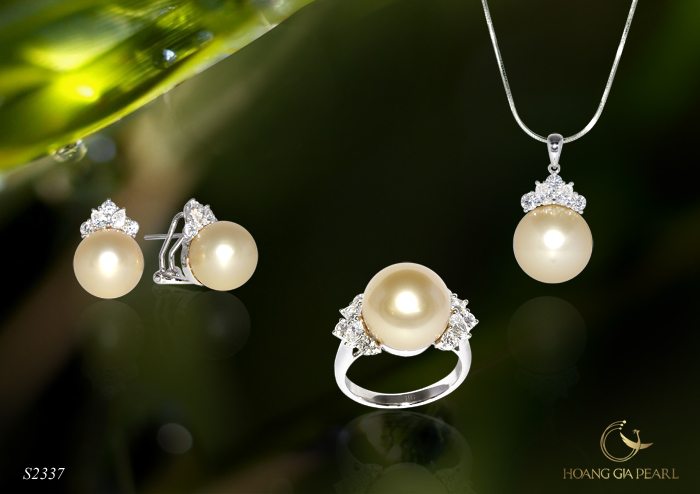 Ánh sáng rực rỡ và tự nhiên của ngọc trai biển South Sea thể hiện rõ dưới mỗi góc ánh sáng khác nhau