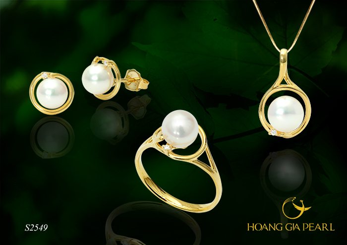 Ngọc trai Akoya trắng ánh hồng duyên dáng trong thiết kế vintage kết hợp chất liệu vàng đính kim cương cho vẻ đẹp thanh cao vương giả