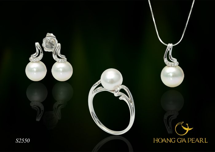 Ngọc trai Akoya trắng kem nổi bật vẻ thuần khiết trong thiết kế lạ mắt rát tấm kim cương cho vẻ đẹp đẳng cấp thời thượng