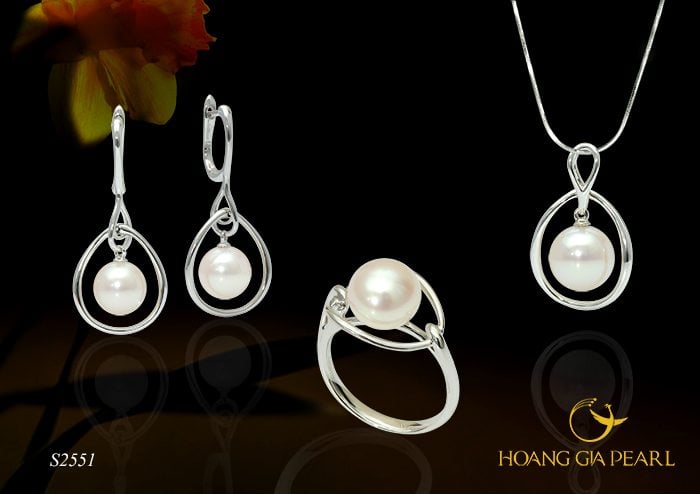 Một thiết kế tinh tế, hiện đại khác từ ngọc trai Akoya khi kết hợp với vàng trắng thể hiện vẻ đẹp nữ tính năng động
