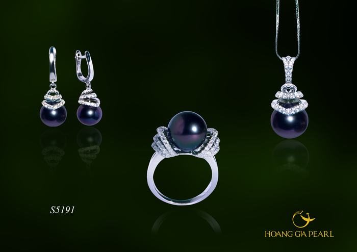 Bộ trang sức Elizabeth vẻ đẹp quyền lực của nữ hoàng Anh Quốc với sự kết hợp tinh tế giữa những viên ngọc trai Tahiti đen ánh tím cùng những viên kim cương lấp lánh trên chất liệu vàng trắng.