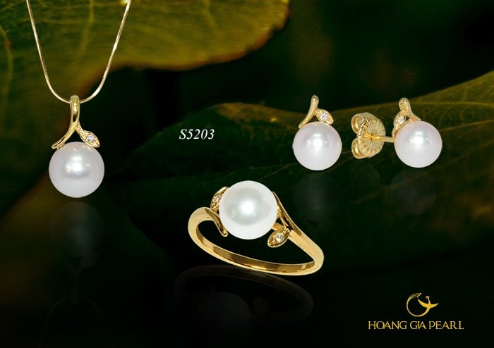 Với người mệnh Hỏa, ngọc trai trắng ánh hồng là phù hợp hơn cả. Trang sức ngọc trai ánh hồng nhẹ nhàng sẽ khiến ngày đầu xuân thêm tươi mới, giúp ra tăng sinh khí và sức khỏe cho người đeo. Bo san pham ngoc trai bien S5203