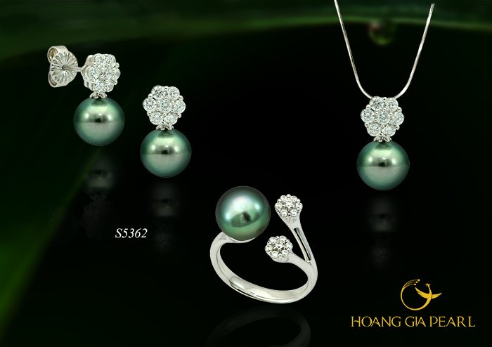 bộ bông tai và nhẫn ngọc được thiết kế hiện đại với chất liệu vàng trắng giúp chủ nhân tỏa sáng rạng rỡ vẻ quyền lực giàu sang