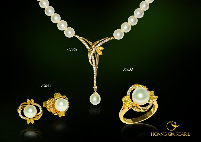 Thiết kế chuỗi cách điệu với điểm nhẫn kim loại vàng cùng đá quý Cz thuần khiết tạo nên sức hấp dẫn mới cho vẻ đẹp ngọc trai chuỗi cổ điển, kết hợp hoàn hảo cùng bộ đôi bông tai và nhẫn ngọc tôn nhan sắc quyến rũ, kiêu sa.