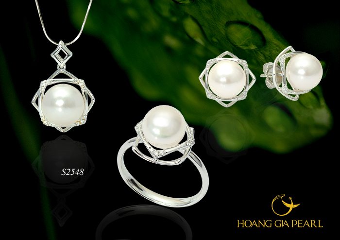 Xu hướng trang sức thiết kế hình học thể hiện sang trọng hơn nhờ vẻ đẹp quý từ ngọc trai South Sea trắng đắt giá được Hoàng Gia Pearl cập nhật tới các tín đồ ngọc trai của mình