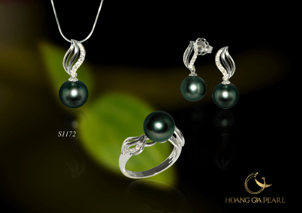 Một mẫu trang sức thiết kế từ ngọc trai đen màu tự nhiên của Hoàng Gia Pearl. Mot mau trang suc thiet ke tu ngoc trai den mau tu nhien cua Hoang Gia Pearl