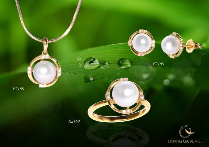 Trang sức ngọc trai màu trắng ánh hồng tượng trưng cho người phụ nữ có tâm hồn yêu đời, lạc quan. Trang suc ngoc trai mau trang anh hong tuong trung cho nguoi phu nu co tam hon yeu doi, lac quan