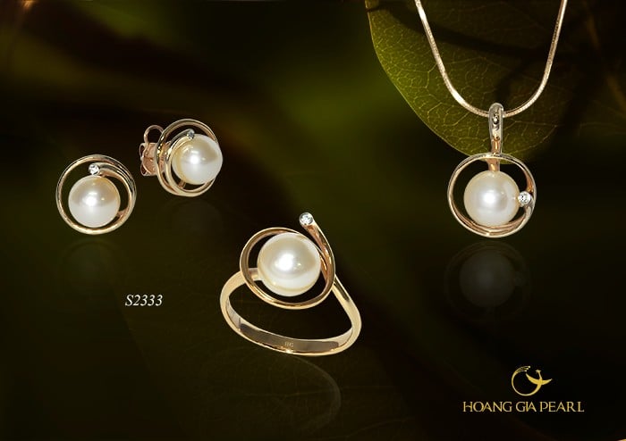 Người mệng Thổ có khá nhiều lựa chọn màu như đỏ, hồng (Hỏa sinh Thổ), còn màu vàng và vàng đất lại chính là màu bản mệnh của Thổ nên càng tốt hơn. Ánh hồng của ngọc trai sẽ giúp cho chủ nhân mạng Thổ thêm phần xinh đẹp, sang trọng và may mắn trong ngày đầu năm. Ngoc trai do, hong, vang, vang dat tang them phan xinh dep, sang trong va may man cho nguoi mạng Tho
