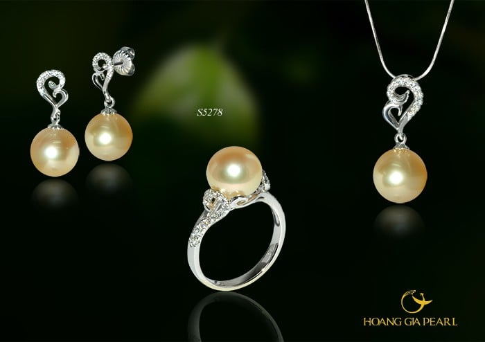 Một bộ trang sức ngọc trai South Sea vàng ánh mật ngọt ngào và lạ mắt của Hoàng Gia Pearl Mot bo trang suc ngoc trai South Sea vang anh mat ngot ngao va la mat cua Hoang Gia Pearl