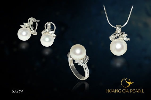 Bộ trang sức ngọc trai biển quý hiếm của Hoàng Gia Pearl. Nhung vien ngoc trai tron deu hoan hao la rat quy hiem va co gia tri cao