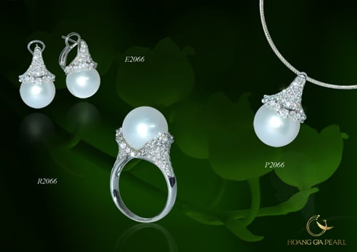 Thẻ mua hàng trị giá lên đến 10 triệu đồng sẽ được dành tặng cho những khách hàng đầu tiên đến mua sắm tại showroom của Hoàng Gia Pearl tại Vincom Đà Nẵng.