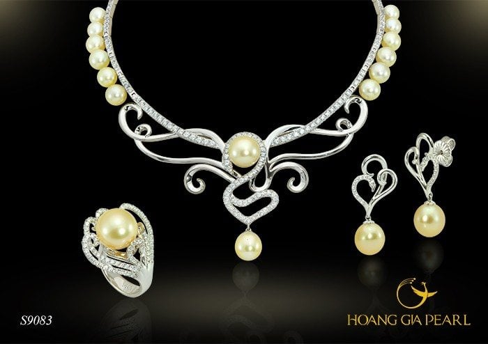 Ánh sắc bóng mịn phù hợp với phần lớn các tông màu da. Những cô nàng công sở hiện đại có thể cập nhật ngay xu hướng làm đẹp này với các thiết kế mới từ thương hiệu Hoàng Gia Pearl. Bộ trang sức từ ngọc trai South Sea vàng kim đắt giá kết hợp cùng chất liệu vàng vương giả, tạo nên sự quý phái, sang trọng.
