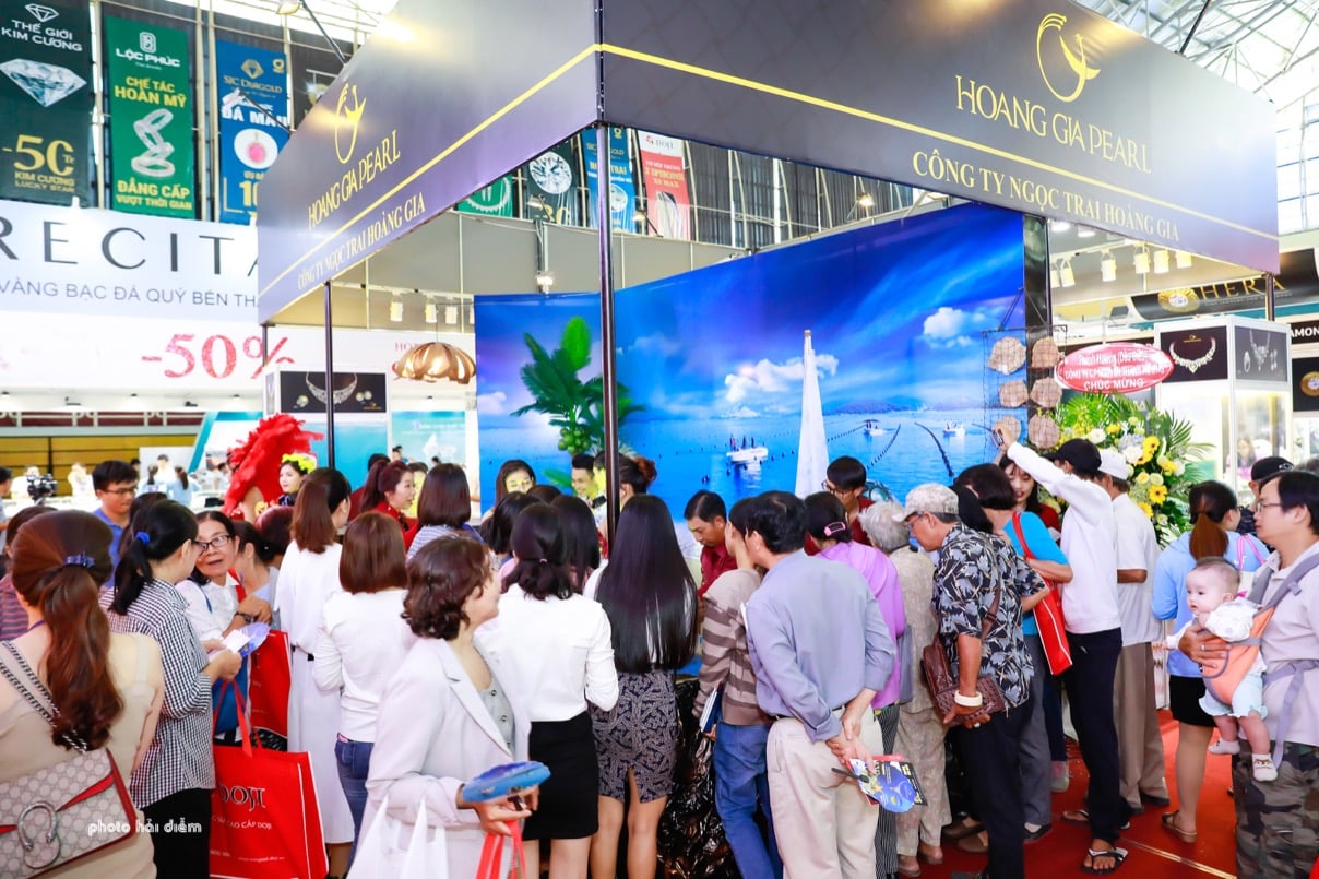 Gian hàng Hoàng Gia Pearl luôn thu hút đông đảo người tham quan