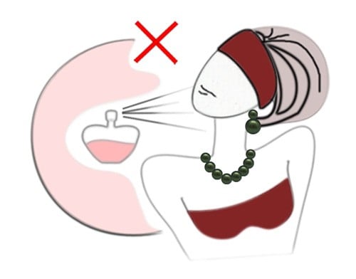 Không đeo ngọc trai khi trang điểm