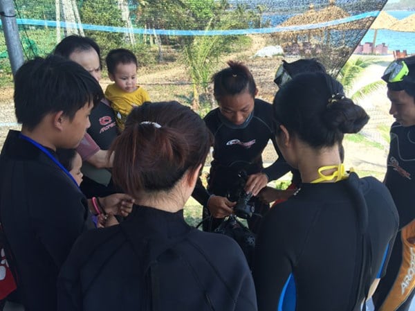 chuan bi trang phuc truoc khi lan bien bat ngoc trai