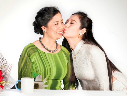 Chuỗi vòng ngọc trai Tahiti với gam màu đen tạo nên phong cách quý phái, sang trọng, thể hiện nét quyền uy, hạnh phúc của người phụ nữ.