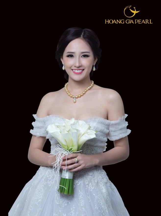 Chuỗi ngọc trai South Sea ánh vàng kim của Hoàng Gia Pearl giúp “cô dâu” Mai Phương Thúy căng tràn sức sống. Chuoi ngoc trai South Sea anh vang kim cua Hoang Gia pearl giup "Co dau" Mai Phuong Thuy cang tran suc song