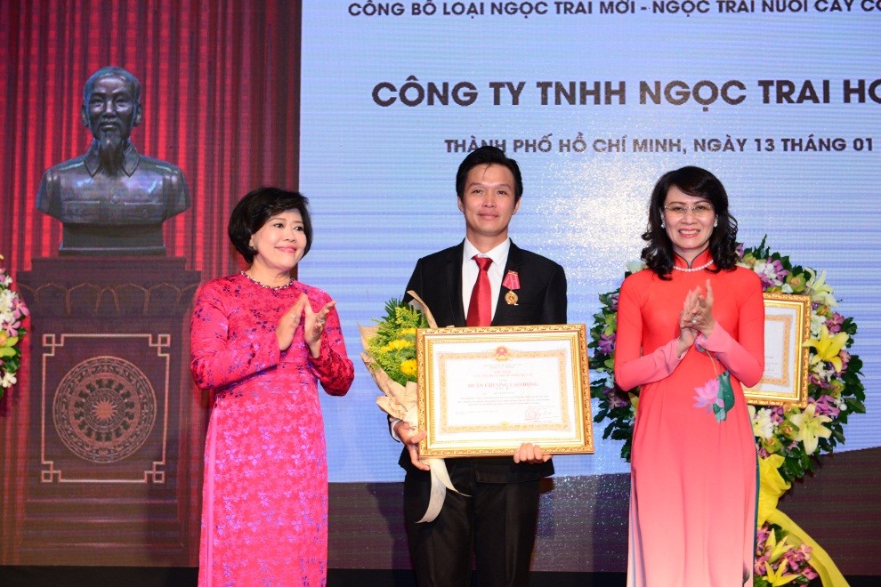 Công Ty Ngọc Trai Hoàng Gia nhận Huân chương lao động Cong ty Ngoc Trai Hoang Gia nhan huan chuong lao dong