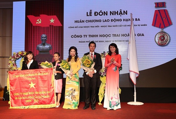 Công ty Ngọc Trai Hoàng Gia còn vinh dự được UBND Thành Phố Hồ Chí Minh trao Bằng khen và cờ truyền thống. Cong ty Ngoc Trai Hoang Gia con vinh du duoc UBND TP.HCM trao bang khen va co truyen thong