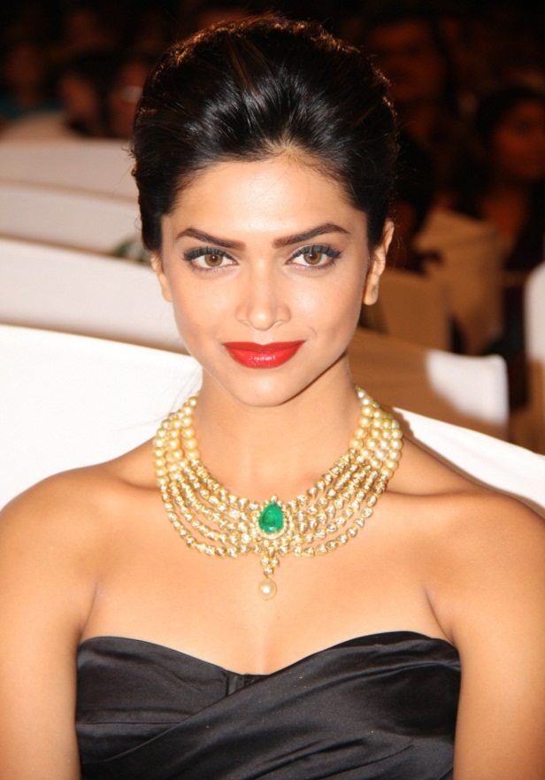 Deepika Padukone ngôi sao tài năng của Bollywood, lựa chọn trang sức ngọc trai giúp tỏa sáng vẻ đẹp từ đôi mắt hút hồn đặc trưng Ấn Độc cùng nét đẹp phong cách phương Tây quyến rũ