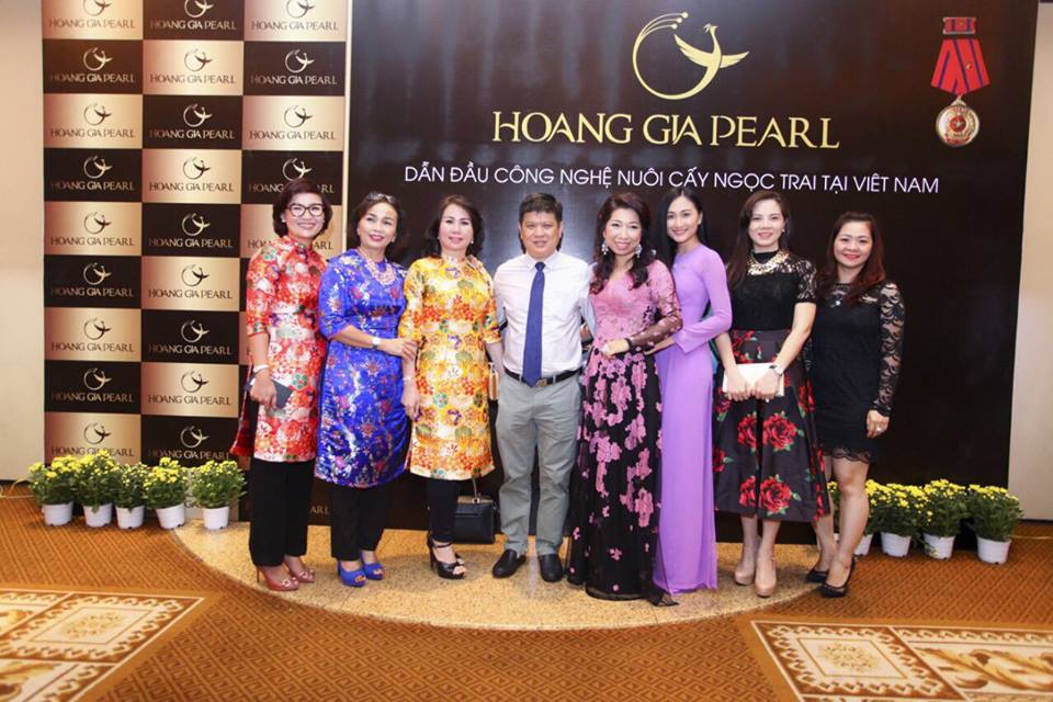 Ông Đoàn Võ Khang Duy - Chủ tịch JCI Việt Nam (giữa), Top 6 Hoa khôi Áo dài Thanh Nhàn (áo dài tím) cùng các nữ doanh nhân doanh nhan tham du su kien 2