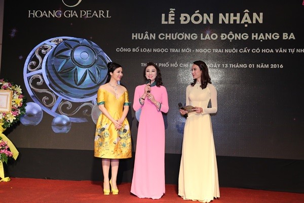 Doanh nhân Vũ Thúy Nga - Tổng giám đốc thời trang 3F đấu giá thành công bộ Ngọc trai Hoàng Gia mà Hoa hậu Đền Hùng Giáng My đeo trị giá 350 triệu đồng Doanh nhan Vu Thuy Nga - Tong giam doc thoi trang 3F dau gia thanh cong bo ngoc trai Hoang Gia ma Hoa Hau Den Hung Giang My deo trị gia 350 trieu dong