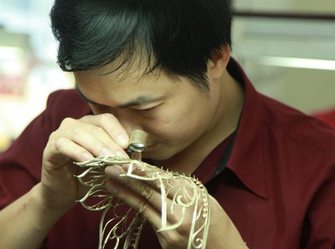 Dùng kính hiển vi kiểm tra độ tinh xảo của vương miện