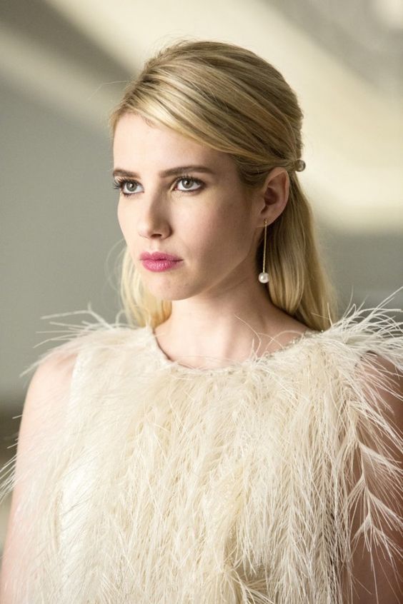 Cô người mẫu, diễn viên cá tính Emma Roberts gây bất ngờ khi diện bộ trang sức ngọc trai lạ mà quen với thiết kế bông tai ngọc trai dáng thả độc đáo
