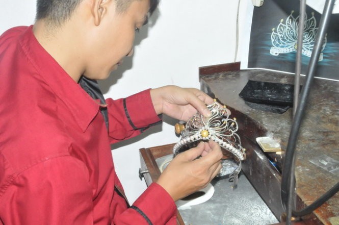 Gắn ngọc cho vương miện