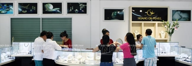 Gian hàng trưng bày và bán các sản phẩm ngọc trai trên đảo Hòn Tằm.