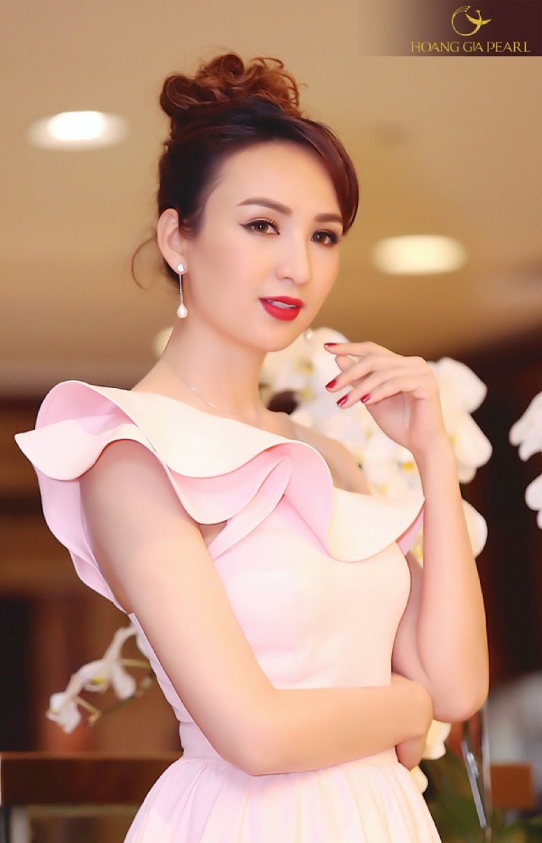 Trang sức dáng dài kết hợp với chiếc đầm hồng nữ tính giúp Hoa hậu Ngọc Diễm thêm trẻ trung, duyên dáng.