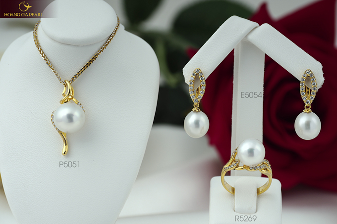 Sự kết hợp giữa chất liệu vàng và những viên ngọc South Sea sắc trắng bóng bẩy tạo nên vẻ đẹp đặc trưng cho dòng sản phẩm cao cấp.