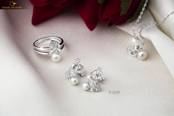 Ngoài các bộ trang sức ở phân khúc cao cấp, Hoàng Gia Pearl còn ra mắt dòng sản phẩm thời trang với những thiết kế dễ thương, cá tính hướng đến giới trẻ.