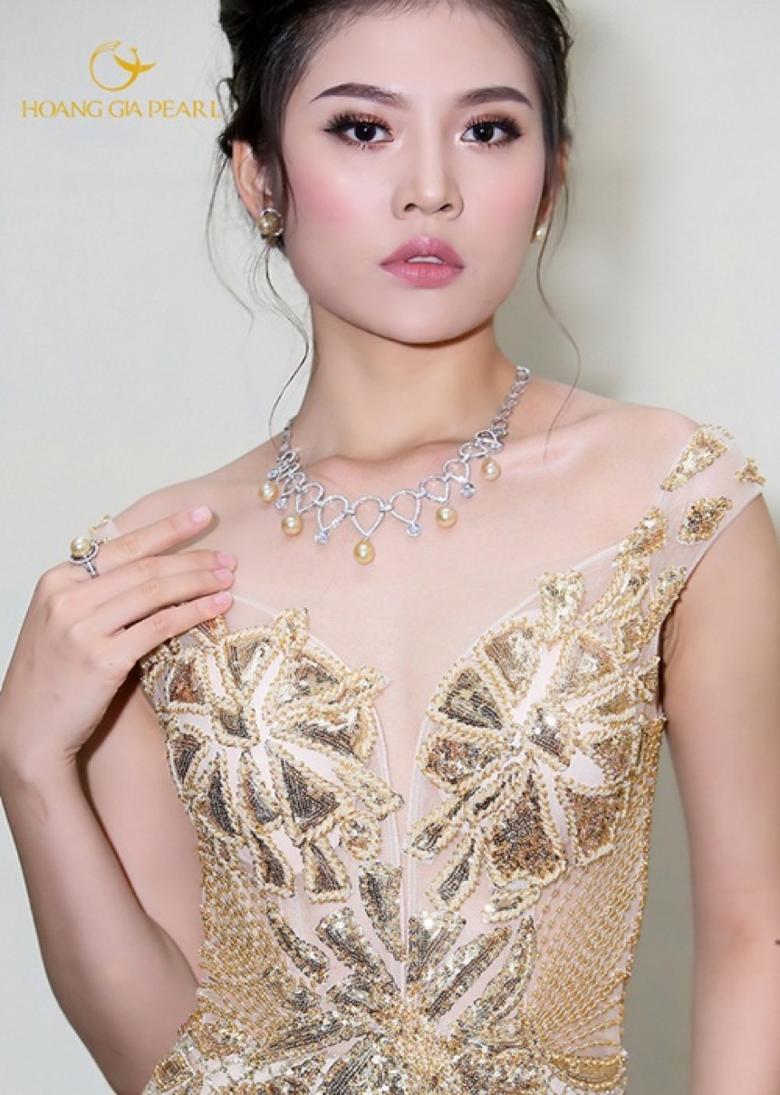 Nếu yêu chuộng sắc vàng sang trọng, một bộ trang sức ngọc South Sea ánh vàng kim biển sâu có thể giúp cô dâu tỏa sáng.