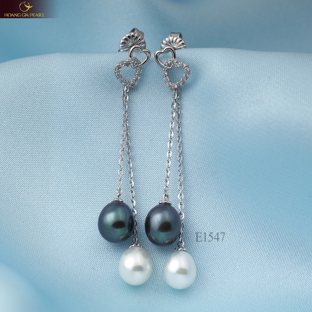 Kiểu dáng song ngọc có sắc màu tương phản với họa tiết hình trái tim đáng yêu.