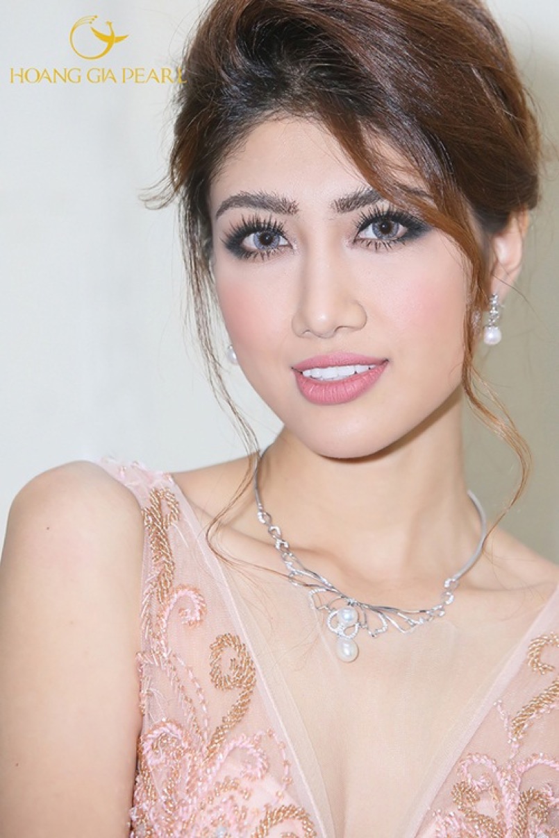 Trong khi đó, áo cưới sắc hồng pastel nền nã phù hợp với phong cách ngọc trai sắc trắng tinh khôi.