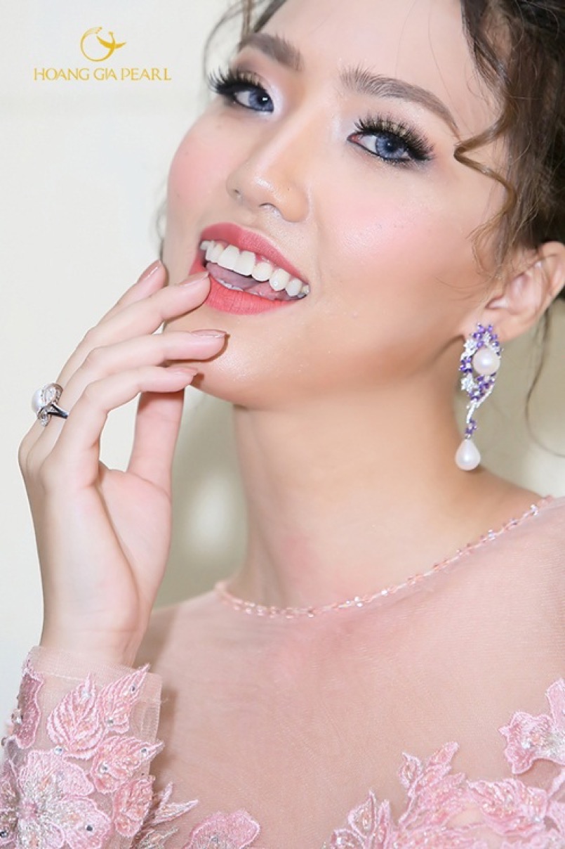 Sự nổi bật của trang sức ngọc trai đến từ vẻ đẹp bóng bẩy của ánh sắc xà cừ, có thể nhận thấy với khoảng cách ngắm nhìn từ rất xa.