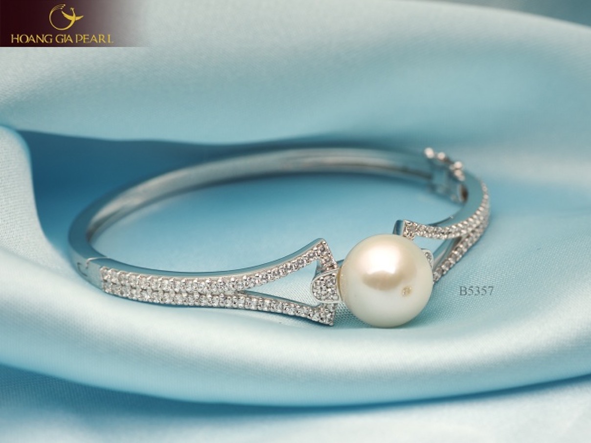 Một món trang sức nhỏ xinh cũng có thể giúp chị em tỏa sáng vẻ đẹp và khí chất của bản thân.