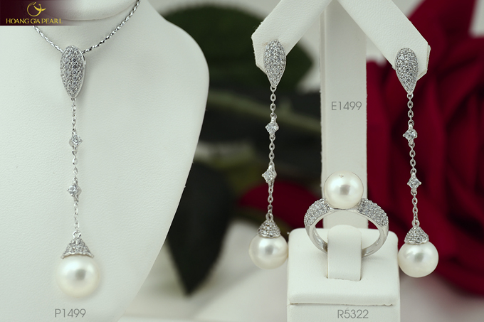 Bộ sưu tập mới của Hoàng Gia Pearl còn có những thiết kế trang sức dáng dài duyên dáng, xinh xắn.