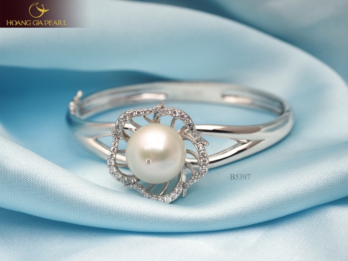 Vòng tay ngọc trai dễ dàng phù hợp với nhiều loại trang phục từ dạ hội đến công sở hay dạo phố.