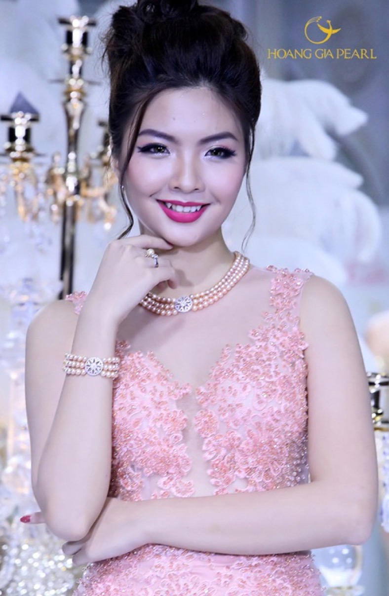 Sự kết hợp ngọt ngào giữa sắc hồng quyến rũ của chuỗi ngọc trai cùng áo cưới làm nên phong cách dịu dàng, đáng yêu.